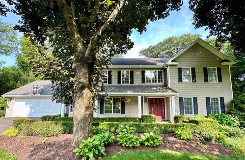 4 Andrew Dr, Huntington, CT 06484-6106