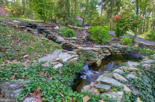 2665 Forest Rd, York, PA 17402-8835