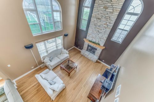 945 Wyndham Dr, South Elgin, IL 60177-1323