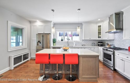 302 2nd Ave, Tinton Falls NJ  07712-6132 exterior