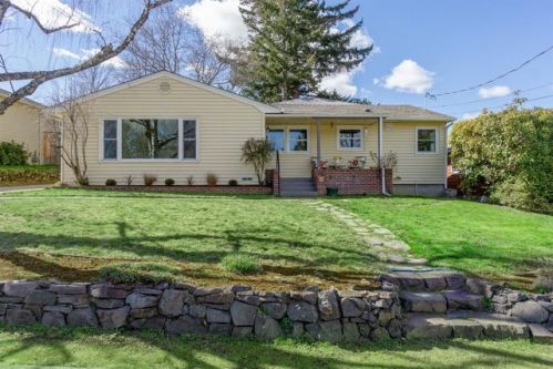 911 Harmony Ln, Ashland, OR 97520-3419