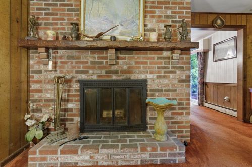 2 Fairway Dr, Hudson NH 03051-5206 exterior