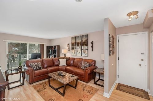 105 Lillian Ave, Arlington Hts, IL 60004-3856