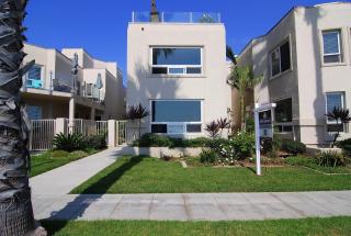 512 Pacific St, Oceanside, CA 92054-2925
