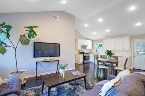 1976 Dering Cir, Atlanta GA  30345-1612 exterior