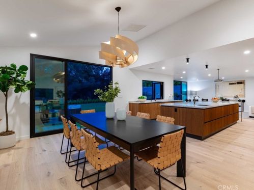 17252 Escalon Dr, Van Nuys CA  91436-4032 exterior