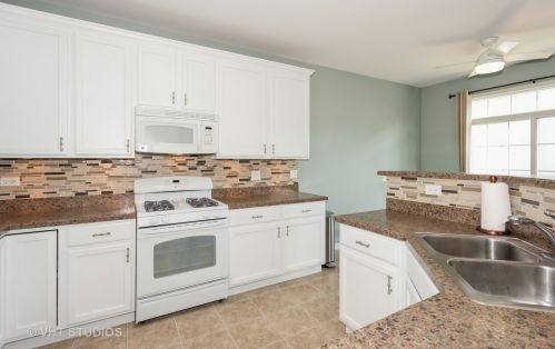 188 Bennett Dr, Carol Stream, IL 60188-3362