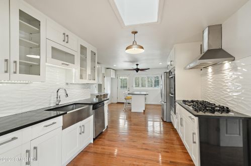 17 Circle Dr, Greenwich CT  06830-6737 exterior