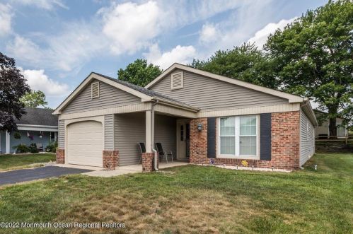18 Dorset Rd, Lakehurst, NJ 08759-6806