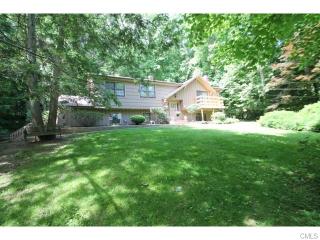 101 Vlg Dr, Huntington CT  06484-1732 exterior