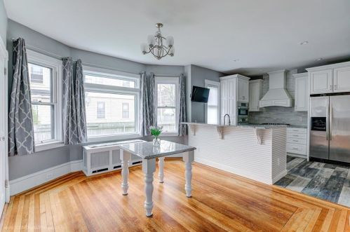 28 Rhode Island Ave, Middletown RI  02840-2607 exterior