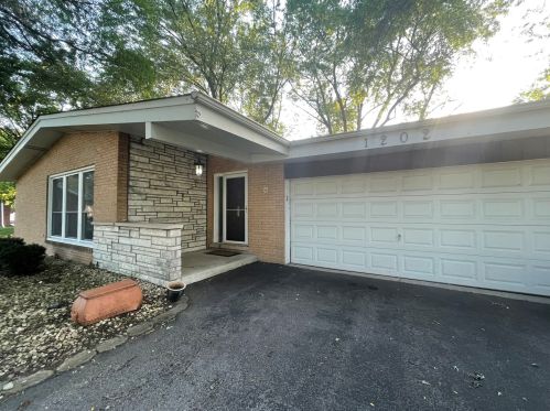 1202 Berry Ln, Homewood, IL 60422-1421