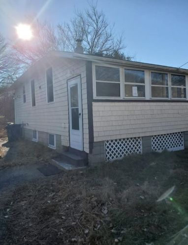 86 Oakside St, Warwick, RI 02889-5616