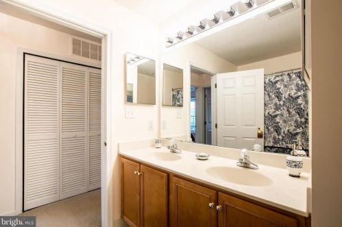 9 Nestlewood Way, Princeton NJ  08540-6132 exterior