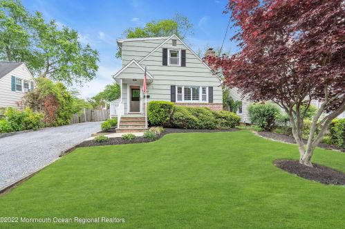 68 White St, Tinton Falls, NJ 07701-1656