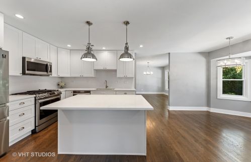 1052 Rolling Pass, Glenview, IL 60025-2753