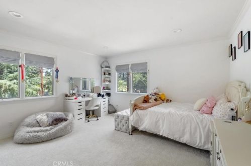 1566 Hillside Dr, Glendale CA  91208-2456 exterior