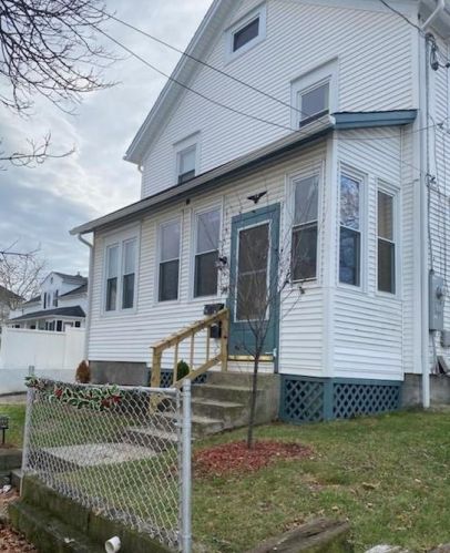 28 Yorkshire St, Providence, RI 02908-1721