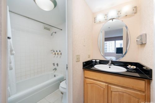 444 Kanekapolei St, Honolulu HI  96815-3038 exterior