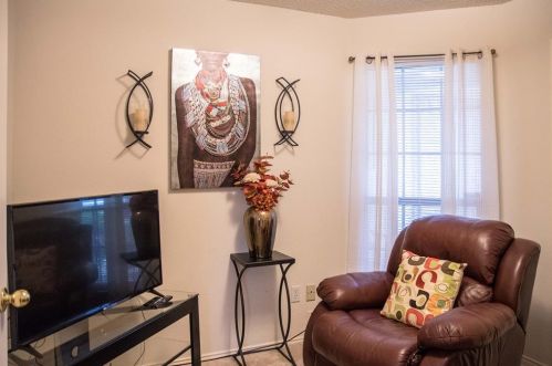 1821 Canterbury Cir, Fort Worth TX  76112-4001 exterior