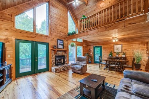 38 Focal Ct, Ellijay, GA 30540-5628