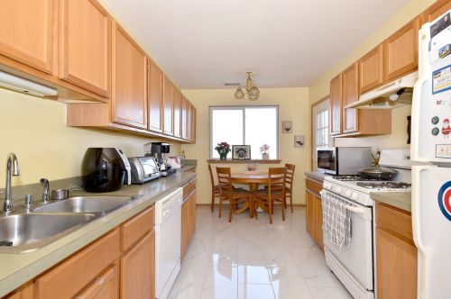 941 Swift Rd, Addison, IL 60101-1606