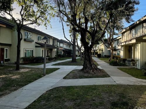 9559 Karmont Ave, South Gate, CA 90280-5406