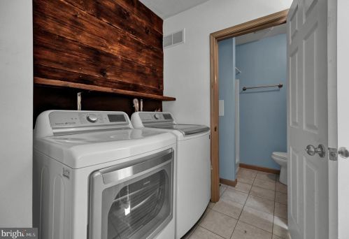 1504 Carlisle Pike, Hanover PA 17331-8820 exterior