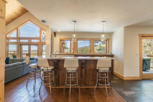 196 Basque Dr, Truckee CA  96161-3917 exterior