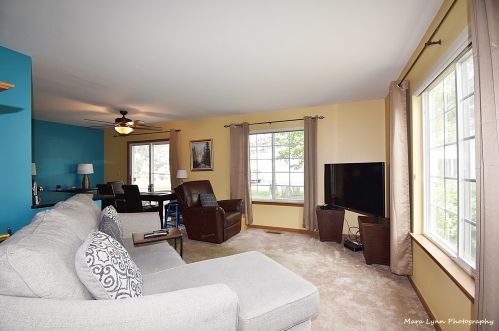 721 Hobart Dr, South Elgin, IL 60177-3082