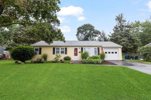 105 Landis Dr, Warwick, RI 02818-4509