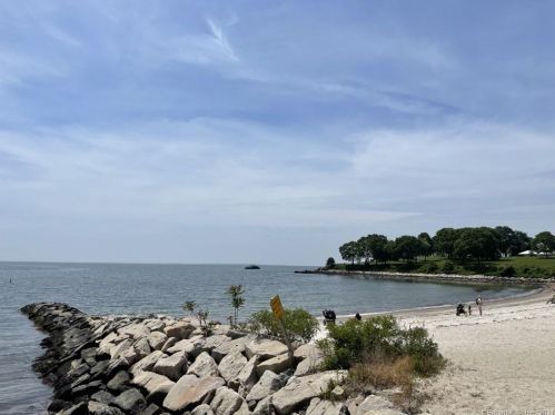 11 King Arthur Dr, Niantic CT  06357-1207 exterior