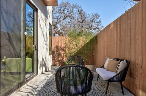 4907 Delores Ave, Austin TX  78721-2107 exterior