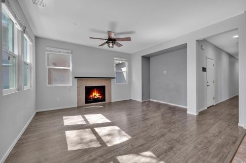 413 Comstock Way, Vacaville CA  95688-3128 exterior