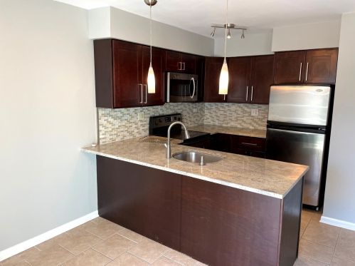 351 Whispering Hills Dr, Naperville, IL 60540-5014