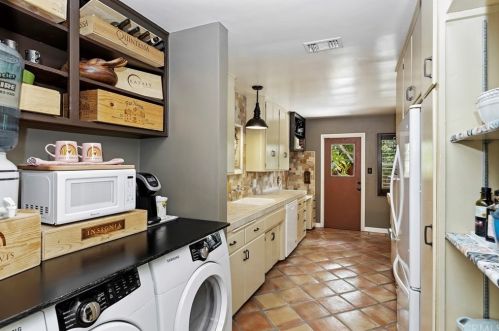 3391 Mono Dr, Riverside CA  92506-2151 exterior