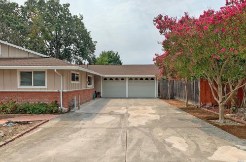 581 Zinfandel Dr, Ukiah, CA 95482-3238