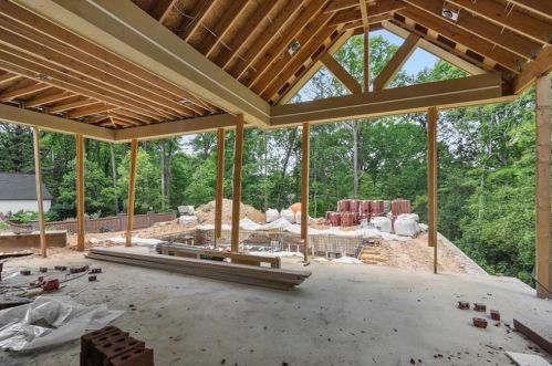 2884 Arden Rd, Atlanta GA  30305-1914 exterior