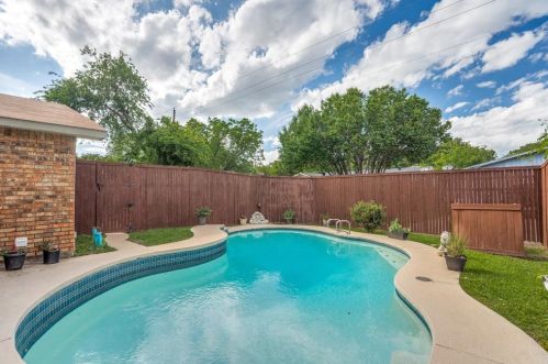 2049 Christie Ln, Carrollton TX 75007-3509 exterior