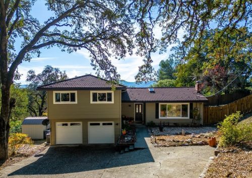 1891 Deerwood Dr, Ukiah, CA 95482-3615