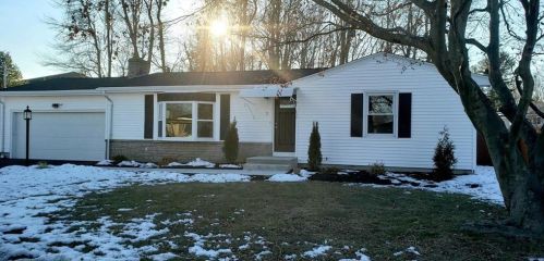 7 Capri Dr, Providence, RI 02919-3328
