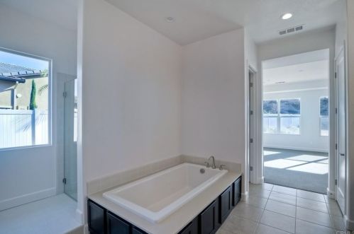 1833 Sugarbush Dr, Vista CA 92084 exterior