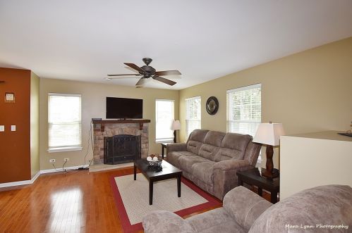1290 Derry Ln, Pingree Grove IL  60140-9122 exterior