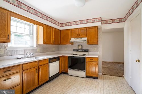 402 Coreopsis Dr, Lancaster PA  17602-1143 exterior