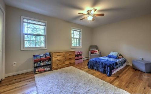 8 Captains Watch, Huntington CT  06484-5914 exterior