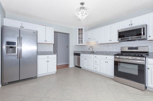 884 Lakeside Dr, Hanover Park, IL 60103-4718