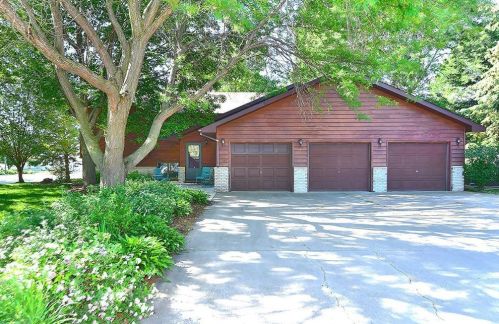 1427 18th St, Faribault, MN 55021-5511