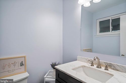 8811 Kenilworth Dr, Springfield VA  22151-1103 exterior