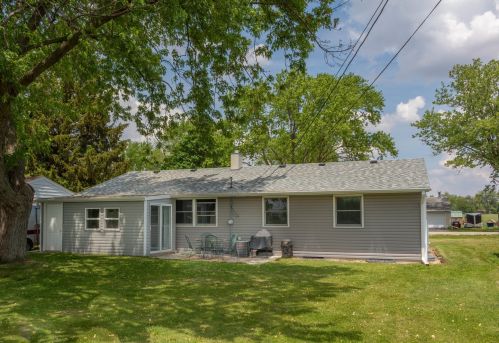 510 Maplewood Dr, Sycamore IL  60178-1212 exterior