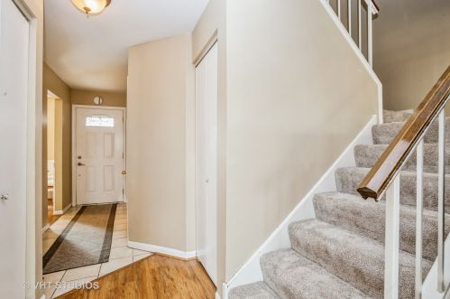 535 Nebraska Cir, Carol Stream, IL 60188-9221